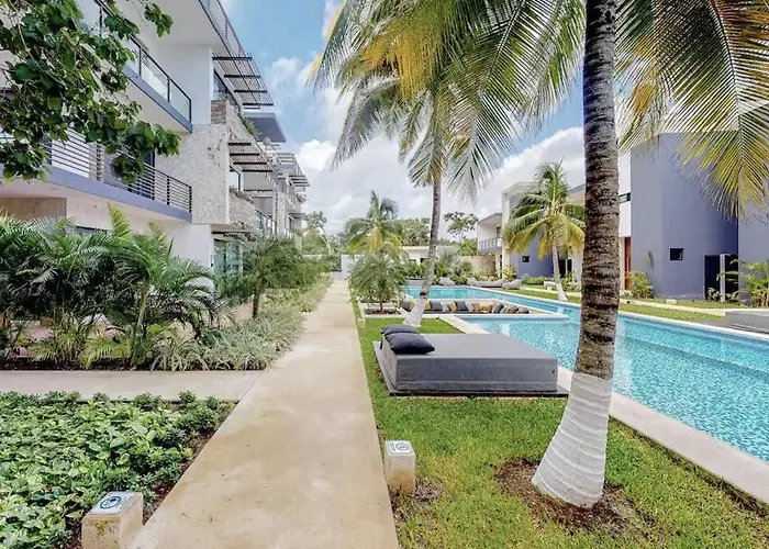 Apartment Contemporary Poolside Condo, Wi-fi - Paraiso Kaanal 101