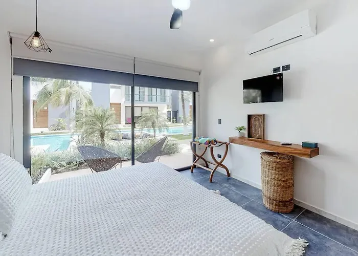 Apartment Contemporary Poolside Condo, Wi-fi - Paraiso Kaanal 101